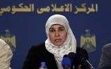 Iman Nafie, l'épouse du prisonnier palestinien Naël Barghouthi, pendant une conférence de presse à Ramallah, le 26 février 2017. (Crédit : Abbas Momani/AFP)