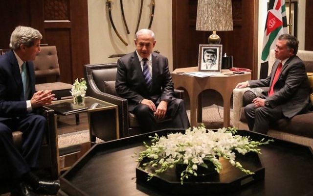 Le Premier ministre Benjamin Netanyahu, au centre, John Kerry, alors secrétaire d'Etat américain, à gauche, et le roi Abdallah II de Jordanie, à Amman, le 13 novembre 2014. (Crédit : Yousef Allan/Ho/Palais royal de Jordanie/AFP) Le Premier ministre Benjamin Netanyahu, au centre, John Kerry, alors secrétaire d'Etat américain, à gauche, et le roi Abdallah II de Jordanie, à Amman, le 13 novembre 2014. (Crédit : Yousef Allan/Ho/Palais royal de Jordanie/AFP)