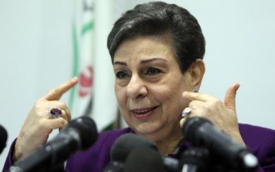 Hanan Ashrawi, membre du comité exécutif de l'Organisation de libération de la Palestine, pendant une conférence de presse à Ramallah, en Cisjordanie, le 24 février 2015. (Crédit : Abbas Momani/AFP)