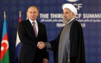 Le président iranien Hassan Rouhani, à droite, avec son homologue russe Vladimir Poutine à Téhéran, le 23 novembre 2015 (Crédit : Atta Kenare/AFP)