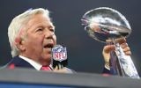 Le propriétaire de l'équipe des Patriots de Nouvelle Angleterre Robert Kraft avec à la main le Trophée  Vince Lombardi  durant le Superbowl au NRG Stadium , le 5 février 2017 à Houston, au Texas (Crédit :  Tom Pennington/Getty Images/AFP)