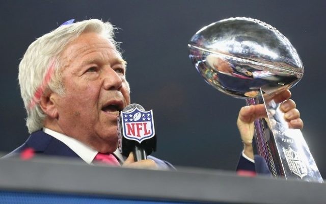 Le propriétaire de l'équipe des Patriots de Nouvelle Angleterre Robert Kraft avec à la main le Trophée  Vince Lombardi  durant le Superbowl au NRG Stadium , le 5 février 2017 à Houston, au Texas (Crédit :  Tom Pennington/Getty Images/AFP)