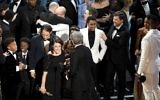 L'équipe de "Moonlight" a remporté l'Oscar du meilleur film de la 89e cérémonie annuelle, à Hollywood, le 26 février 2017. (Crédit : Kevin Winter/Getty Images/AFP)