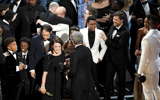 L'équipe de "Moonlight" a remporté l'Oscar du meilleur film de la 89e cérémonie annuelle, à Hollywood, le 26 février 2017. (Crédit : Kevin Winter/Getty Images/AFP) L'équipe de "Moonlight" a remporté l'Oscar du meilleur film de la 89e cérémonie annuelle, à Hollywood, le 26 février 2017. (Crédit : Kevin Winter/Getty Images/AFP)