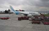 Un avion de la compagnie colombienne Tame à l'aéroport de Bogota, en 2010. Illustration. (Crédit : Sylvain2803/CC BY-SA 3.0/WikiCommons)