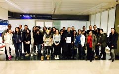 Arrivée à Paris de la délégation des jeunes Israéliens et Palestiniens participant au voyage pour le vivre ensemble, le 20 février 2017. (Crédit Facebook/page officielle de Latifa Ibn Ziaten)