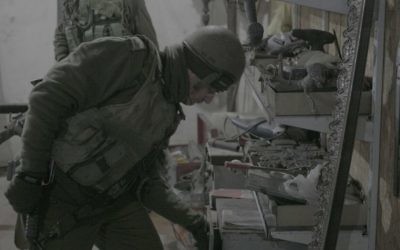 Des troupes de Tsahal dans un atelier soupçonné d'avoir été utilisé pour fabriquer des armes dans le village de Bayt Liqya en Cisjordanie le 16 février 2017 (Crédit : Unité des porte-paroles de l'armée)