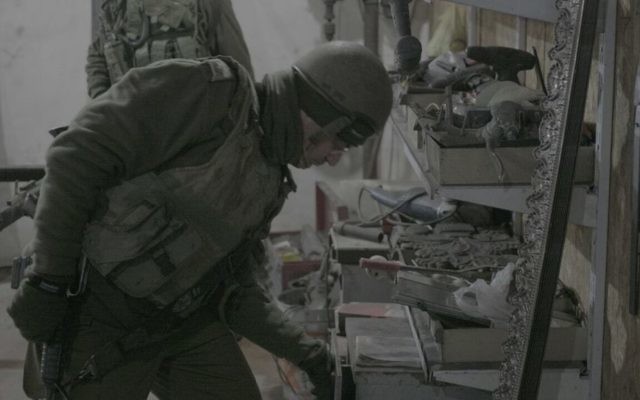 Des troupes de Tsahal dans un atelier soupçonné d'avoir été utilisé pour fabriquer des armes dans le village de Bayt Liqya en Cisjordanie le 16 février 2017 (Crédit : Unité des porte-paroles de l'armée)