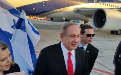 Le Premier ministre Benjamin Netanyahu embarque pour Londres, à l'aéroport international Ben Gurion, le 5 février 2017. (Crédit : Raphael Ahren/Times of Israël)