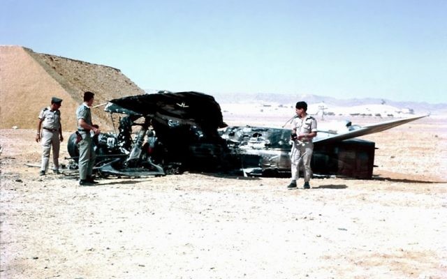 Des officiers de l'armée israélienne à côté d'un MiG-21  égyptien abattu à Bir Gifgafa. (Crédit : Yehezkel Rahamim, Wikimedia)