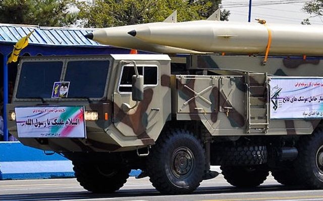 Un missile balistique Fateh-110 pendant une parade militaire iranienne de 2012. (Crédit : military.ir/Wikimedia Commons) Un missile balistique Fateh-110 pendant une parade militaire iranienne de 2012. (Crédit : military.ir/Wikimedia Commons)