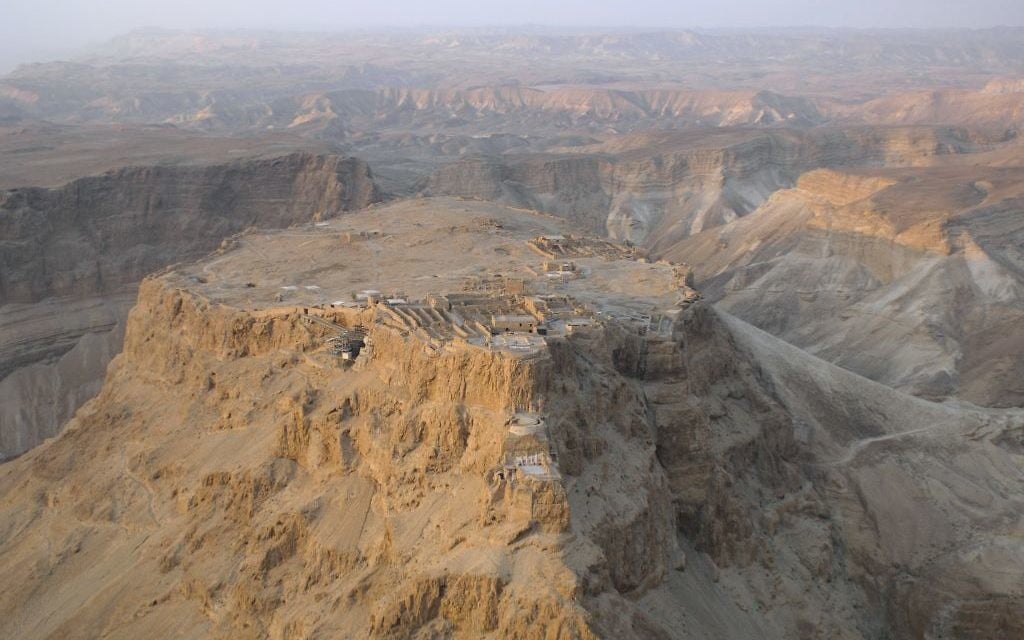 Vue aérienne de Massada. (Crédit : Andrew Shiva/CC BY-SAWikipedia)