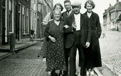 La famille Boas-Pais, qui a péri lors de l'Holocauste, devant sa maison de la ville frisonne de  Harlingen, aux Pays-Bas avant la Seconde guerre mondiale . (Autorisation d'Annehuis ter Harlingen/via JTA)