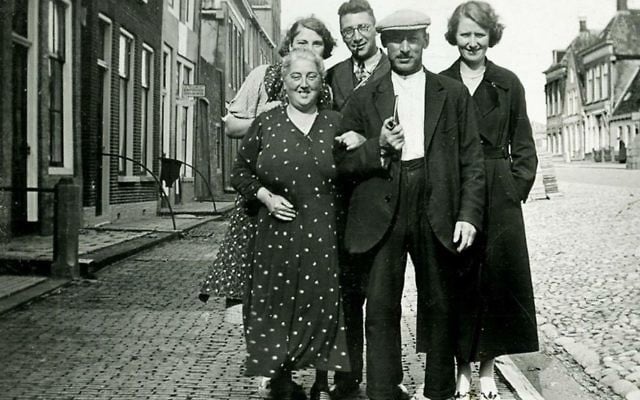 La famille Boas-Pais, qui a péri lors de l'Holocauste, devant sa maison de la ville frisonne de  Harlingen, aux Pays-Bas avant la Seconde guerre mondiale . (Autorisation d'Annehuis ter Harlingen/via JTA)