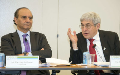 Farooq Kathwari, (à gauche) et ) Stanley Bergman, (à droite) coprésident une réunion du Conseil Consultatif Musulmans-Juifs au Capitole, le 2 février 2017 (Crédit : Ronald Sachs/ via JTA)