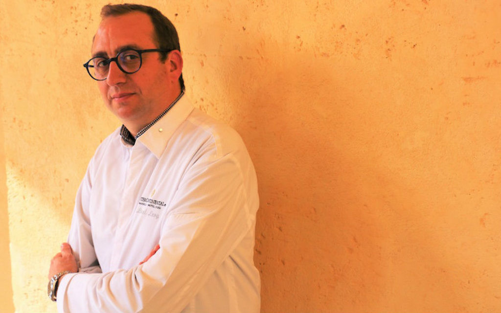 Le Chef Michelin français Lionel Levy a salué la « diversité des épices et des légumes » en Israël (Crédit : Mona Grid / via JTA) Le Chef Michelin français Lionel Levy a salué la « diversité des épices et des légumes » en Israël (Crédit : Mona Grid / via JTA)