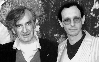 Michaël de Saint Cheron, philosophe des religions et écrivain avec Elie Wiesel à  Cerisy-la-Salle, en juillet 1995. (Crédit : autorisation)