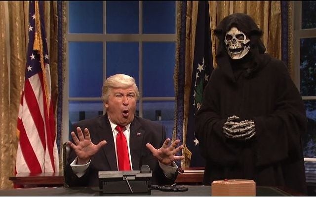 Alec Baldwin imite Donald Trump, accompagné de son conseiller Stephen Bannon déguisé en Grande Faucheuse, dans le Saturday Night Live, en février 2017. (Crédit : capture d'écran SNL)