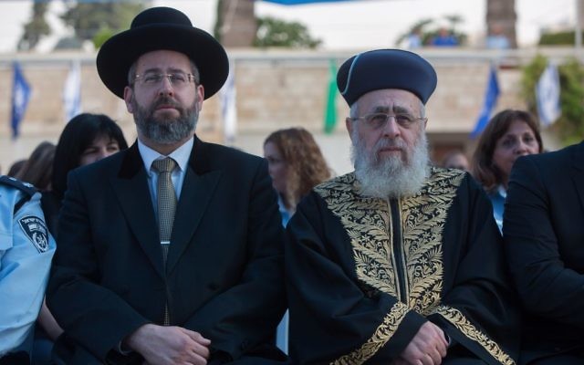 Le rabbin ashkénaze David Lau, à gauche, et le rabbin sépharade Yitzhak Yosef lors d'une cérémonie de Nouvel An au siège national de la police israélienne à Jérusalem, le 7 septembre 2015 (Crédit :Yonatan Sindel/Flash90) Le rabbin ashkénaze David Lau, à gauche, et le rabbin sépharade Yitzhak Yosef lors d'une cérémonie de Nouvel An au siège national de la police israélienne à Jérusalem, le 7 septembre 2015 (Crédit :Yonatan Sindel/Flash90)