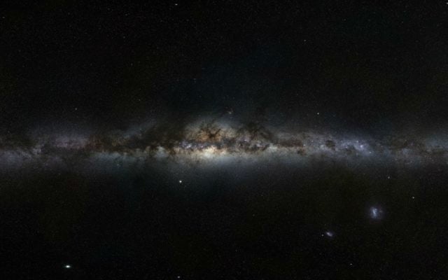 Une image panoramique à 360 degrés, la première des trois images à haute résolution du projet GigaGalaxy Zoom lancé par l'ESO dans le cadre de l'Année internationale de l'astronomie en 2009 et montre notre la galaxie du côté de la Terre (Crédit : Wikipedia / ESO / S. Brunier / CC BY 4.0)