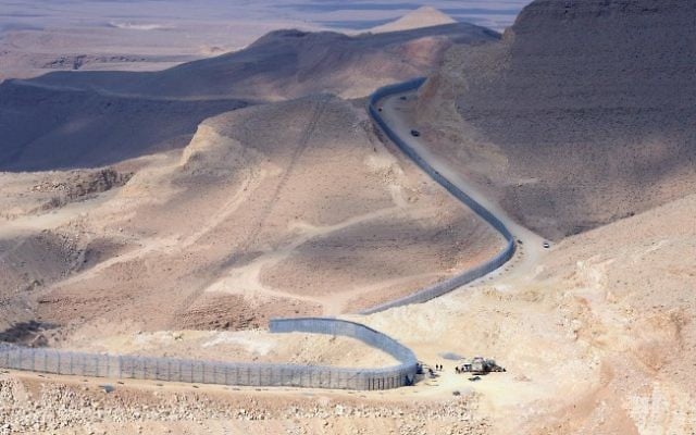 Une partie de la frontière entre Israël et l'Egypte, en janvier 2012 (Crédit : Moshe Milner / GPO / Flash90)