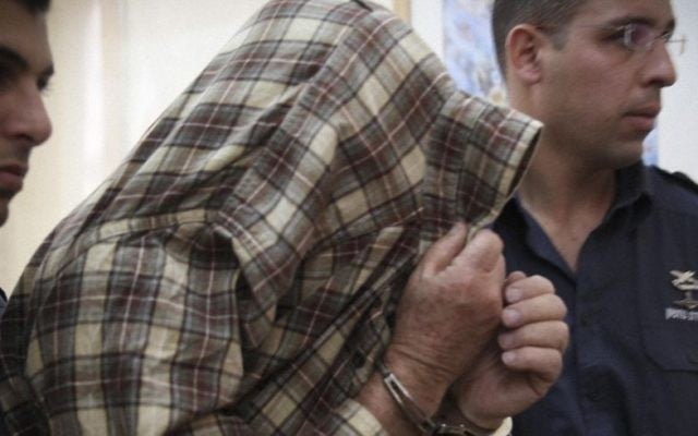 L'exterminateur, qui a placé le poison qui a provoqué la mort de deux enfants à Givat Mordechai, lors d'une audience à Jérusalem le 23 janvier 2014 (Crédit : Hadas Parush / Flash90)