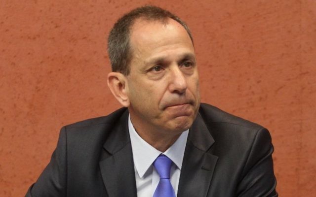 Shmuel Hauser, président de l'Autorité des titres israélienne, en 2014. (Crédit : Roni Schutzer/Flash90) Shmuel Hauser, président de l'Autorité des titres israélienne, en 2014. (Crédit : Roni Schutzer/Flash90)