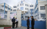 Déploiement de policiers pendant l'inauguration du centre de santé de l'UNRWA à Rafah, dans le sud de la bande de Gaza, le 11 mars 2015. (Crédit : Abed Rahim Khatib/Flash90)