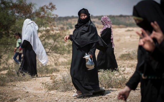 Des habitantes du village bédouin d'Umm al-Hiran rentrent chez elle après une manifestation contre un projet de nouvelle ville juive, le 27 août 2015. (Crédit : Hadas Parush/Flash90)