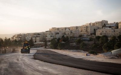 Coucher de soleil sur des travaux de construction dans le quartier juif de Ramat Shlomo, à Jérusalem-Est, le 21 novembre 2016. (Crédit : Sebi Berens/Flash90)