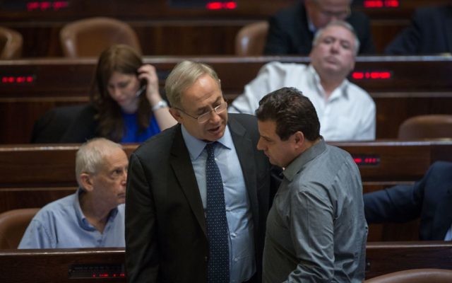 Le Premier ministre Benjamin Netanyahu, à gauche, et le dirigeant de la Liste arabe unie Ayman Odeh pendant un vote préliminaire de la loi de Régulation à la Knesset, le 7 décembre 2016. (crédit : Hadas Parush/Flash90) Le Premier ministre Benjamin Netanyahu, à gauche, et le dirigeant de la Liste arabe unie Ayman Odeh pendant un vote préliminaire de la loi de Régulation à la Knesset, le 7 décembre 2016. (crédit : Hadas Parush/Flash90)