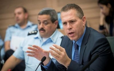 Gilad Erdan, ministre de la Sécurité intérieure, et Roni Alsheich, à gauche, à la Knesset, le 12 décembre 2016. (Crédit : Yonatan Sindel/Flash90)