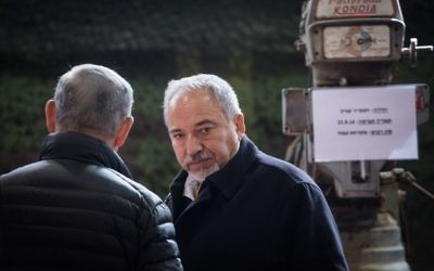 Le ministre de la Défense Avigdor Liberman et le Premier ministre Benjamin Netanyahu, de dos, pendant la visite de la division de Cisjordanie de l'armée israélienne, près de l'implantation de Beit El, le 10 janvier 2017. (Crédit : Hadas Parush/Flash90)