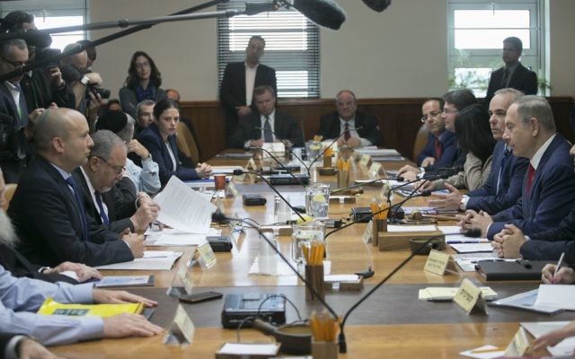 Le Premier ministre Benjamin Netanyahu pendant la réunion hebdomadaire du cabinet dans ses bureaux, à Jérusalem, le 29 janvier 2017. (Crédit : Ohad Zwigenberg/Pool) Le Premier ministre Benjamin Netanyahu pendant la réunion hebdomadaire du cabinet dans ses bureaux, à Jérusalem, le 29 janvier 2017. (Crédit : Ohad Zwigenberg/Pool)