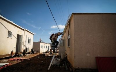 Des ouvriers préparent les emplacement de nouvelles caravanes dans l'implantation d'Ofra, en Cisjordanie, le 29 janvier 2017. (Crédit : Yaniv Nadav/Flash90)