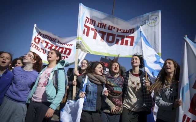 Des Israéliens de Cisjordanie manifestent contre le démantèlement prévu de l'avant-poste d'Amona, devant le parlement israélien, le 30 janvier 2017. (Crédit : Hadas Parush/Flash90)