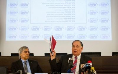Yona Yahav, le maire de Haïfa, et le professeur Ehud Keinan, pendant une conférence de presse à la mairie de la ville après la publication d'un rapport sur les dangers posés par un réservoir d'ammoniac, le 31 janvier 2017. (Crédit : Flash90)