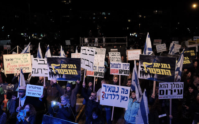 Des Israéliens participent à une manifestation contre le Premier ministre  Benjamin Netanyahu à Tel Aviv, le 2 février 2017 (Crédit :  Tomer Neuberg/Flash90)