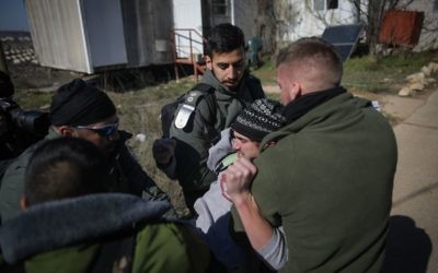 Evacuation de la synagogue de l'avant-poste d'Amona, en Cisjordanie, par la police israélienne, le 2 février 2017. (Crédit : Yonatan Sindel/Flash90)