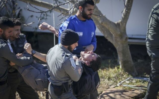 Evacuation de la synagogue de l'avant-poste illégal d'Amona, en Cisjordanie, au deuxième jour de l'opération d'évacuation, le 2 février 2017. (Crédit : Yonatan Sindel/Flash90)