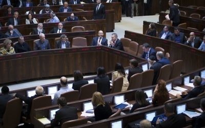 La plénière de la Knesset pendant le vote de la loi de Régulation, le 6 février 2017. (Crédit : Yonatan Sindel/Flash90)
