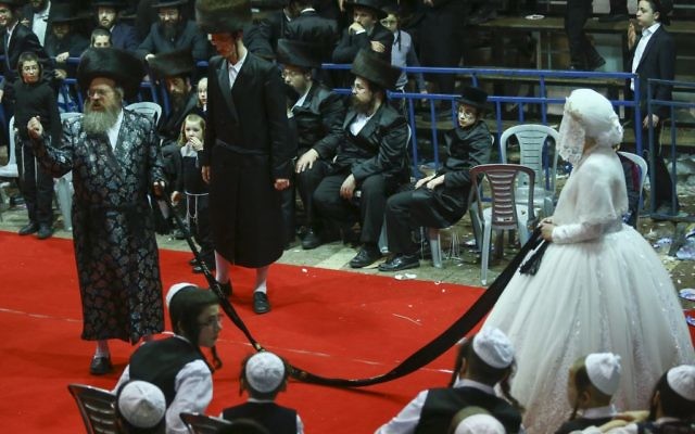 Des Juifs ultra-orthodoxes dansent la Mitzvah traditionnelle durant le mariage du petit-fils du rabbin de Toldos Avrohom Yitzchok avec la fille du rabbin de Beregsaz à Beit Shemesh le 7 février 2017 (Crédit : Shlomi Cohen/Flash90) Des Juifs ultra-orthodoxes dansent la Mitzvah traditionnelle durant le mariage du petit-fils du rabbin de Toldos Avrohom Yitzchok avec la fille du rabbin de Beregsaz à Beit Shemesh le 7 février 2017 (Crédit : Shlomi Cohen/Flash90)