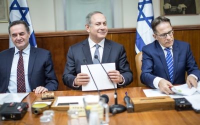 Le Premier ministre Benjamin Netanyahu, au centre, pendant la réunion hebdomadaire du cabinet dans ses bureaux à Jérusalem, le 12 février 2017. (Crédit : Emil Salman/Pool)