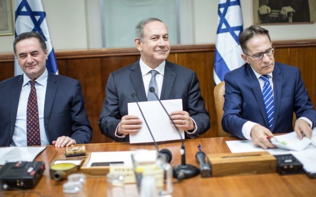 Le Premier ministre Benjamin Netanyahu, au centre, pendant la réunion hebdomadaire du cabinet dans ses bureaux à Jérusalem, le 12 février 2017. (Crédit : Emil Salman/Pool) Le Premier ministre Benjamin Netanyahu, au centre, pendant la réunion hebdomadaire du cabinet dans ses bureaux à Jérusalem, le 12 février 2017. (Crédit : Emil Salman/Pool)