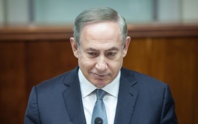 Le Premier ministre Benjamin Netanyahu pendant la réunion hebdomadaire du cabinet dans ses bureaux à Jérusalem, le 12 février 2017. (Crédit : Emil Salman/Pool/Flash90)