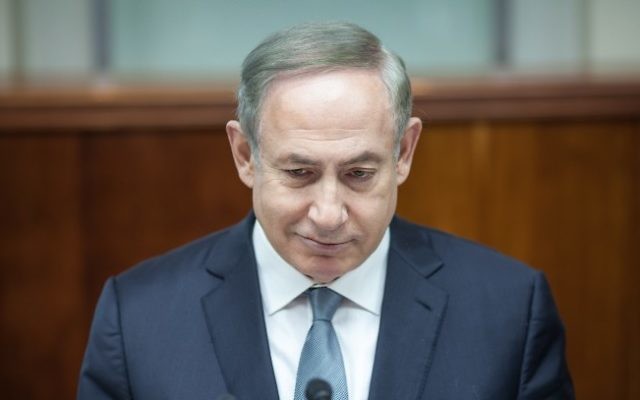Le Premier ministre Benjamin Netanyahu pendant la réunion hebdomadaire du cabinet dans ses bureaux à Jérusalem, le 12 février 2017. (Crédit : Emil Salman/Pool/Flash90) Le Premier ministre Benjamin Netanyahu pendant la réunion hebdomadaire du cabinet dans ses bureaux à Jérusalem, le 12 février 2017. (Crédit : Emil Salman/Pool/Flash90)