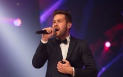 Imri Ziv représentera Israël à l'Eurovision 2017, après avoir remporté l'émission "Une star est née", le 13 février 2017. (Crédit : Yonatan Sindel/Flash90)