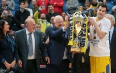L'équipe de basket-ball Maccabi Tel Aviv célèbre sa victoire contre Hapoel Jérusalem, à Jérusalem, le 17 février 2017 (Crédit : Flash90)