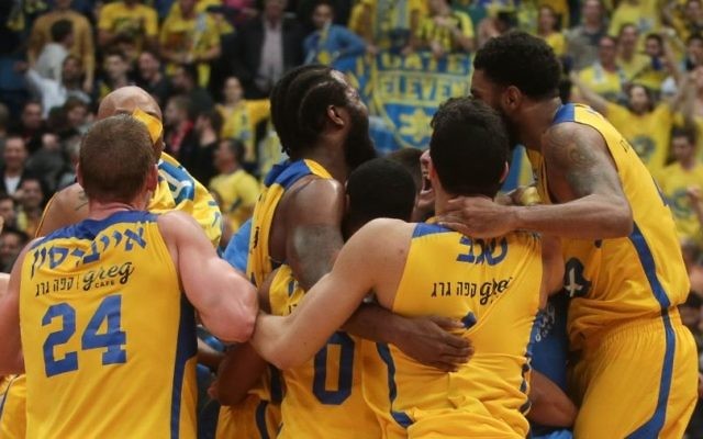 L'équipe de basket-ball Maccabi Tel Aviv célèbre sa victoire contre Hapoel Jérusalem, à Jérusalem, le 17 février 2017 (Crédit : Flash90) L'équipe de basket-ball Maccabi Tel Aviv célèbre sa victoire contre Hapoel Jérusalem, à Jérusalem, le 17 février 2017 (Crédit : Flash90)