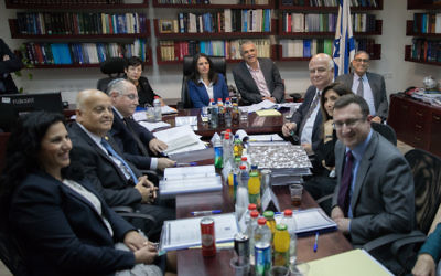 Une réunion de la Commission de sélection des juges au, avec la ministre de la Justice de l'époque, Ayelet Shaked, la juge en chef de l'époque, Miriam Naor, le ministre des Finances de l'époque, Moshe Kahlon, et des membres du comité ministère de la Justice, à Jérusalem, le 22 février 2017. Illustration (Crédit : Yonatan Sindel/Flash90)